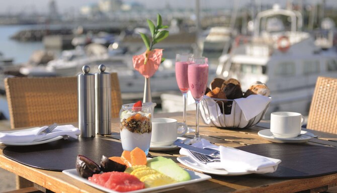 Radisson Blu Hotel Waterfront – Restaurant – Tisch mit Speisen