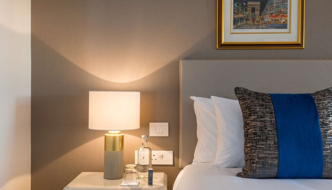 Radisson Blu Le Vendome Hotel, Cape Town - Bed side