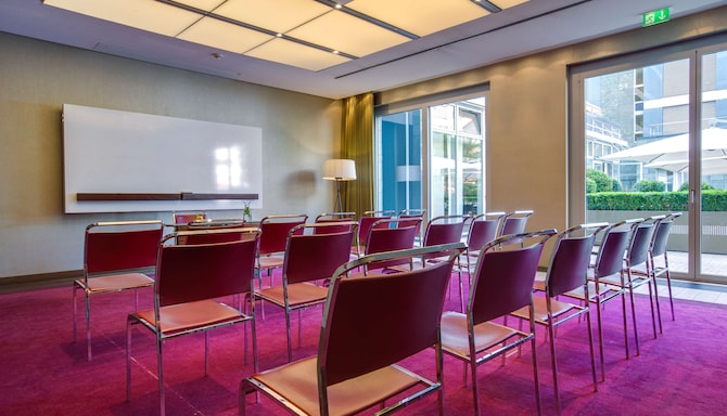 Radisson Blu Media Harbour Hotel, Düsseldorf - Sala assemblee 1 allestita a banchi di scuola