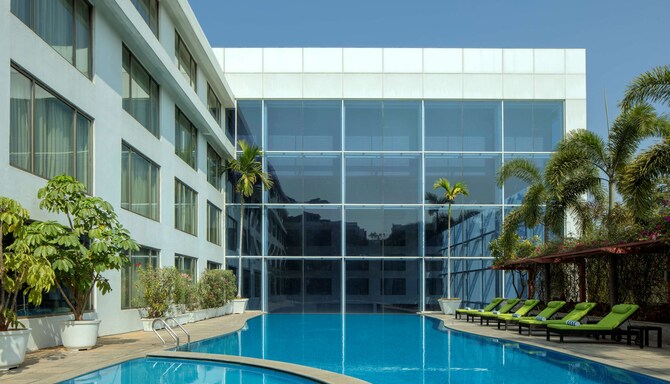 Radisson Blu Plaza Hotel Hyderabad Banjara Hills - Pool