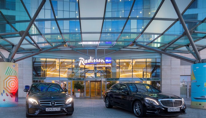 Radisson Blu Resort andamp; Congress Centre, Sochi — автомобиль Mercedes напротив входа в отель