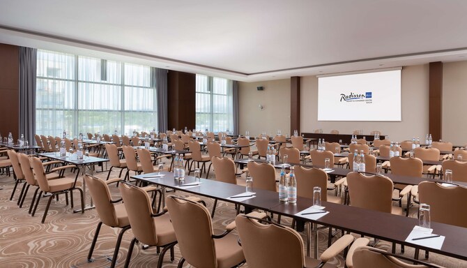Radisson Blu Resort & Congress Centre, Sochi — зал для мероприятий с рассадкой «классная комната»
