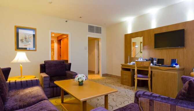 Radisson Blu Resort, Sharjah-United Arab Emirates — гостиная зона люкса Junior