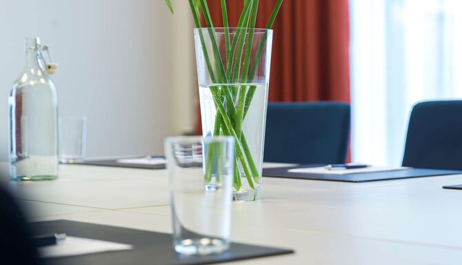 Radisson Blu Royal Hotel, Bergen – Blommor i mötesrum i styrelsestil