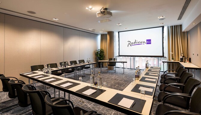 Radisson Blu Royal Hotel, Dublin - Swift Suite 2 with U-shape setup