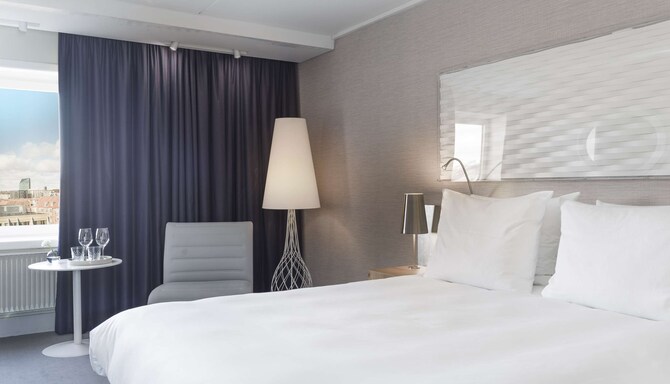 Radisson Blu Scandinavia Hotel i Aarhus – superior-rom, utsikt over byen fra øvre etasje