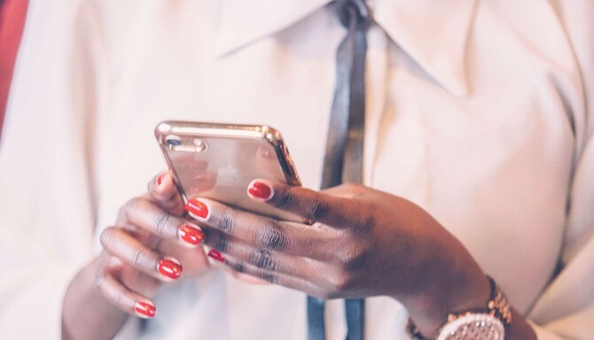 Marke Radisson Collection – Frau mit einem Telefon