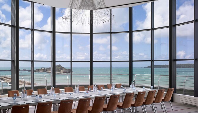 Radisson Meetings - Radisson Blu Waterfront Hotel, Jersey - Suite per riunioni Le Hocq allestita per assemblea