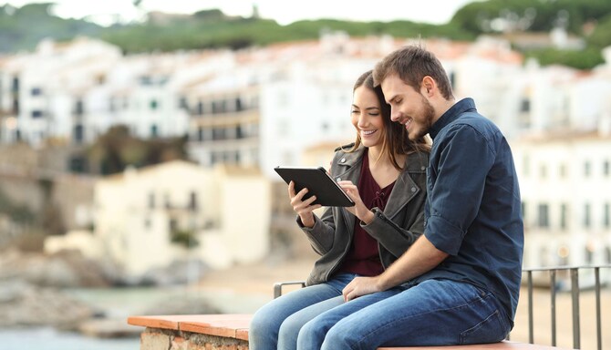 Radisson Rewards Brand - Couple traveling