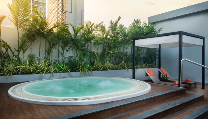 Radisson Suites Bangkok Sukhumvit - Jacuzzi Pool