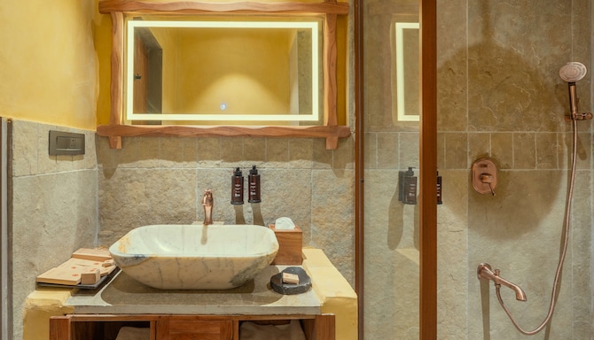 Aaramgah Jawai Resort & Spa, a member of Radisson Individuals Retreats - Premium Room Bathroom