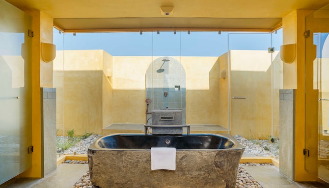 Aaramgah Jawai Resort & Spa, a member of Radisson Individuals Retreats - Villa bathroom bath tub