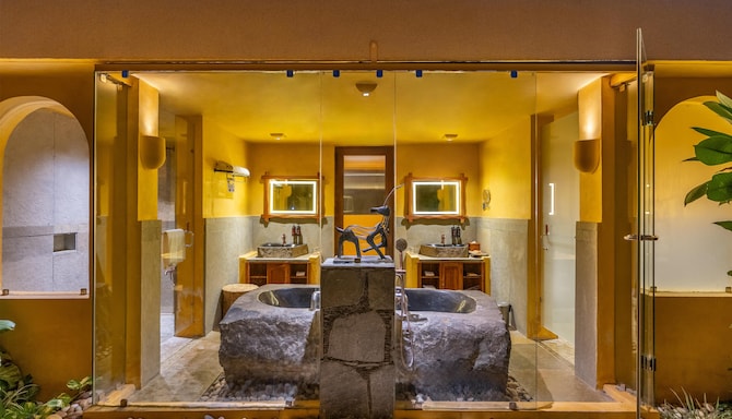 Aaramgah Jawai Resort & Spa, a member of Radisson Individuals Retreats - Villa Bathroom Out to In