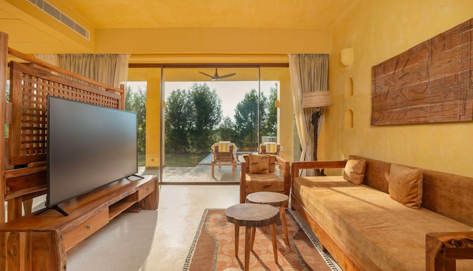 Aaramgah Jawai Resort & Spa, a member of Radisson Individuals Retreats - Villa Living Area pool view