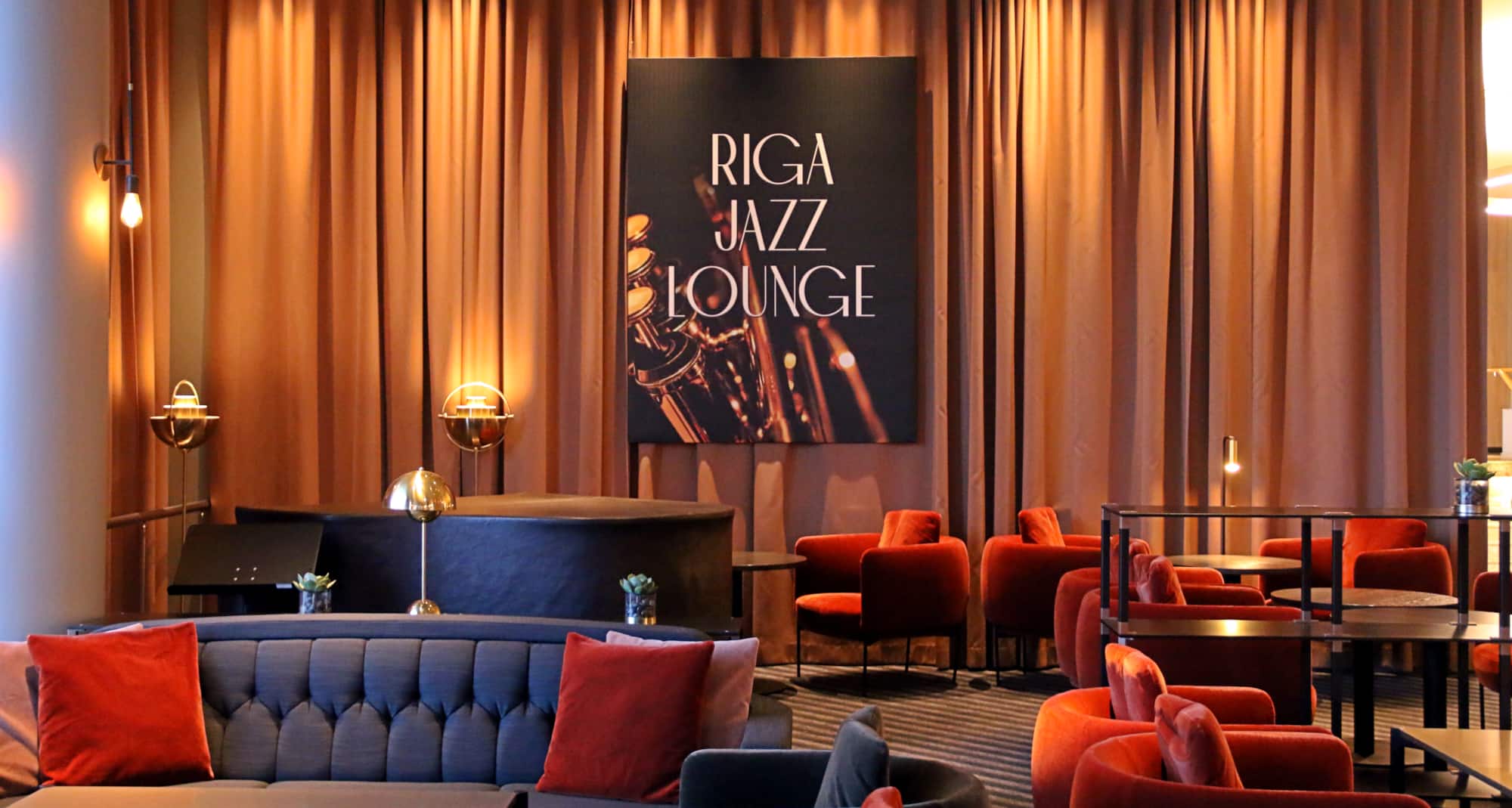 Activation Content B2C - VOL.002 - Activation_Content_B2C-Design_Explorer_Mindset_Leisure_Memorable_Moments-Radisson_Blu-Web_Module_SoMe-Carousel-1080x1080-EN-CESEEBA-General