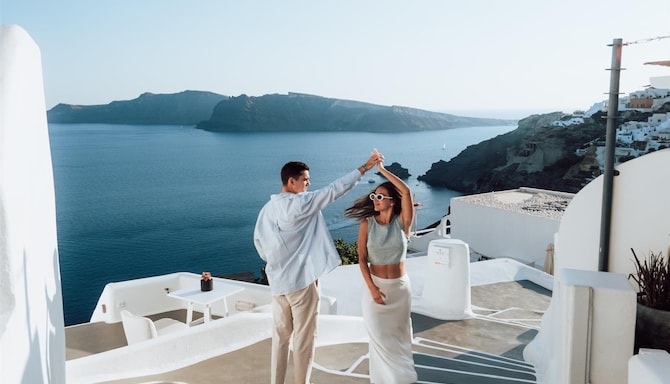 Afternoon stroll in Oia