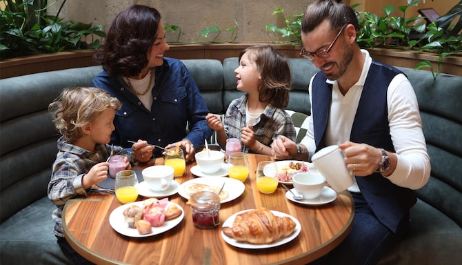 Activation Content B2C - VOL.010 - Activation_Content_B2C-Local_Heritage-Radisson_Collection-SoMe_Web_Module-Image-1080x1920-EN-MED-Family