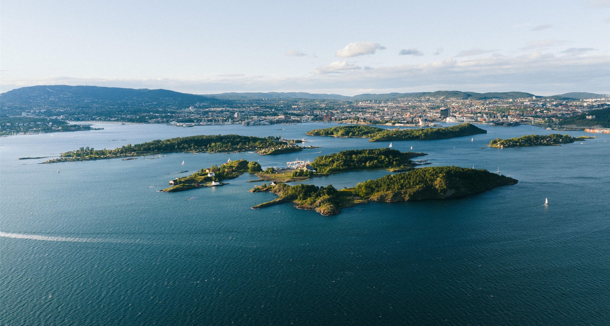 Activation Content B2C - VOL.011 - Activation_Content_B2C-Destination-Radisson_RED-Homepage_Banner_Web_SoMe-Carousel-1080x1920-EN-NOBLX-General