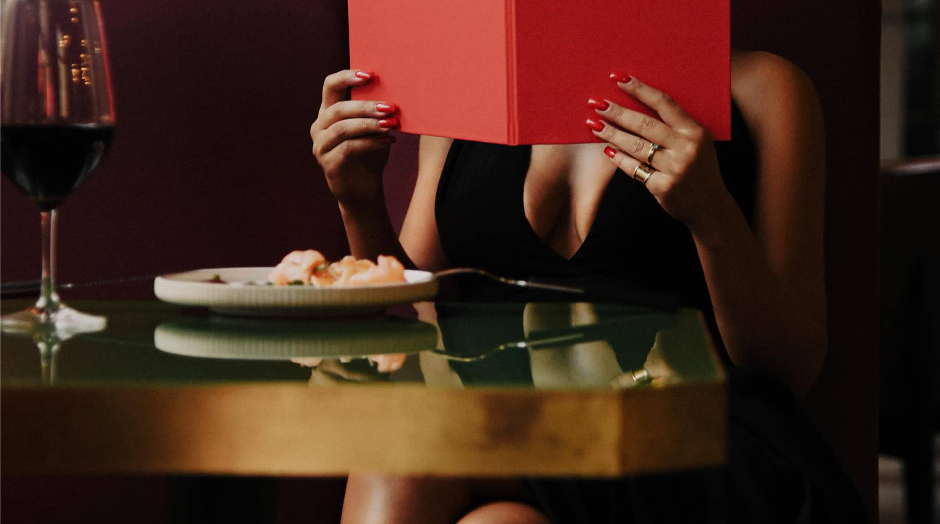 Radisson RED Tbilisi - Woman dining