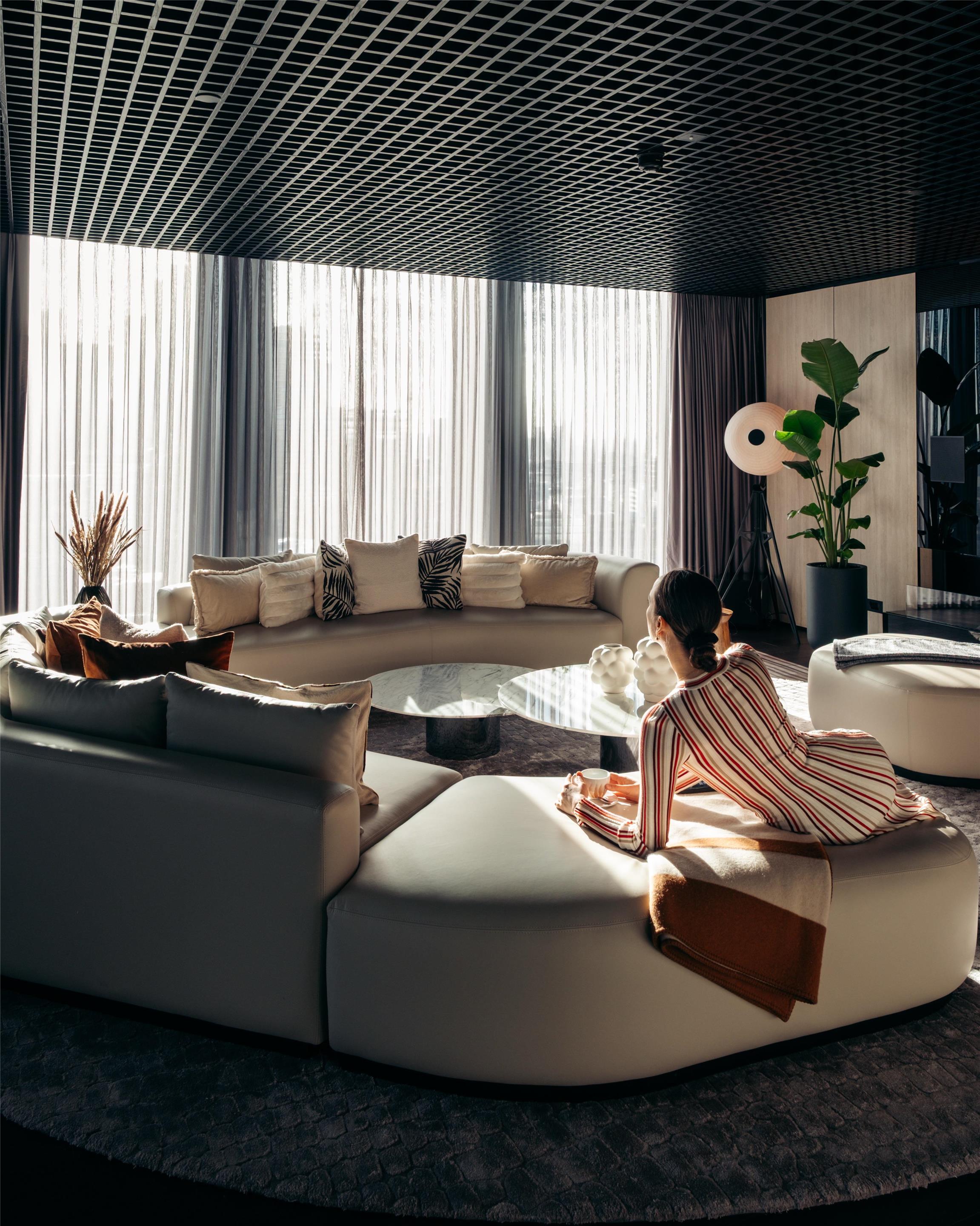 Activation Content B2C - VOL.013 - Activation_Content_B2C-ArtandDesign_Design_Destination_Influencer_Partner_Innovation_Leisure_Style_Stylish_Surroundings-Radisson_Hotels-SoMe-Carousel_Image_Influencer_UGC-1080x1920-EN-UKI-General