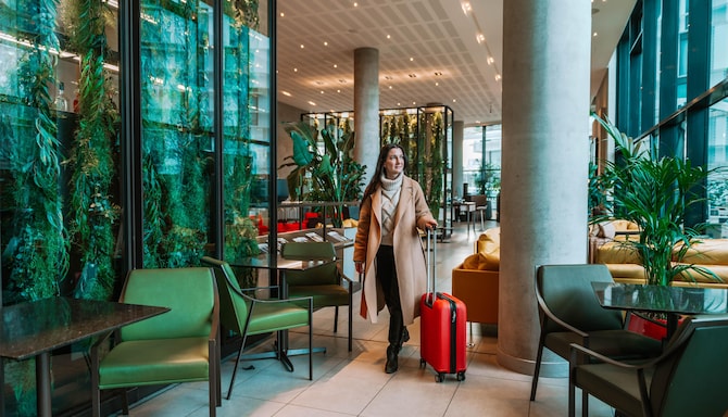 Activation Content B2C - VOL.014 - Activation_Content_B2C-Airport_Hotels_Explorer_Mindset-Radisson_Blu-SoMe_Web_Module-Image-1080x1920-EN-MEDandSEE-Leisure