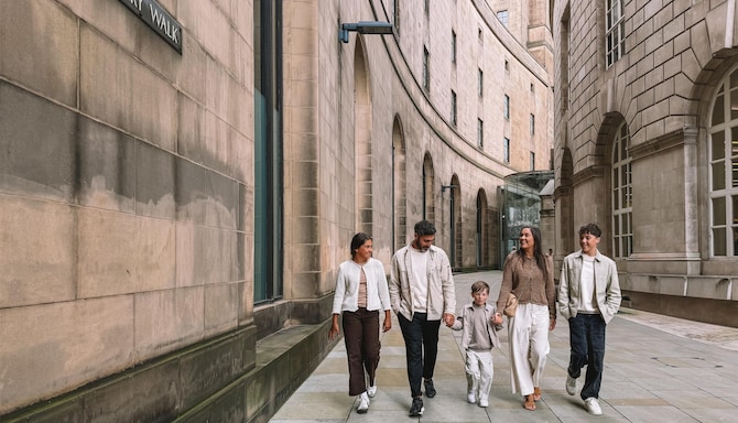 Radisson Hotel Manchester City Centre, A Verified Net Zero Hotel - Library walk