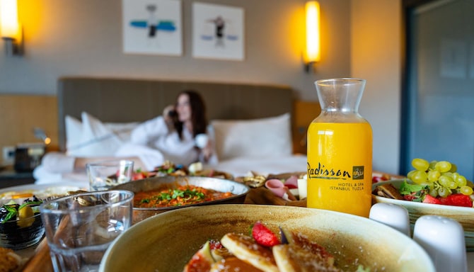 Activation Content B2C - Activation_Content_B2C-Airport_Hotels_Bleisure_FandB_Leisure_Outdoor_Lifestyle_Spa_Suites_WellnessandWellbeing-Radisson_Blu-SoMe-Carousel_Image-1080x1920-EN_TR-MEAT-General
