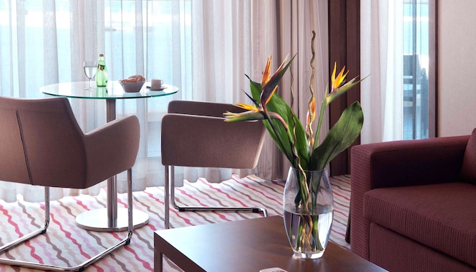Al Mahary Radisson Blu Hotel, Tripoli - Junior Süit Oturma Odası