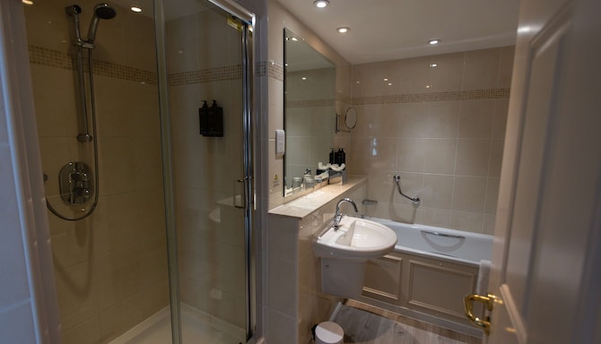 Albrighton Hall Hotel and Spa, a member of Radisson Individuals - Standard Room bathroom