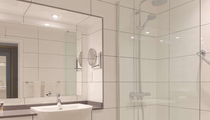 Albrighton Hall Hotel and Spa, a member of Radisson Individuals - Superior Room bathroom
