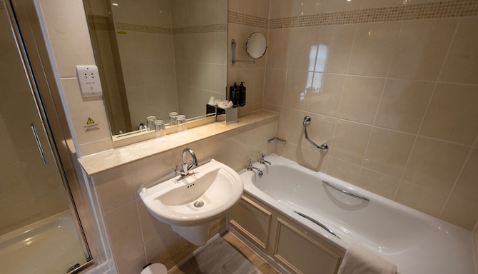 Albrighton Hall Hotel and Spa, a member of Radisson Individuals - Standard Room Bathroom (Annex Building)