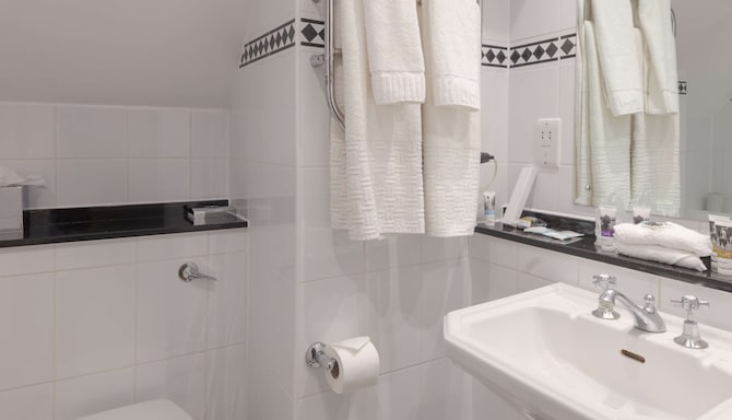 Albrighton Hall Hotel and Spa, a member of Radisson Individuals - Junior Suite bathroom