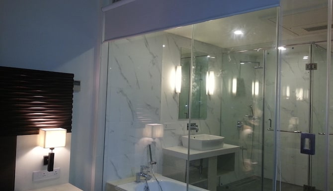 Ambar Sarovar Portico Gandhidham - suit room Bath room