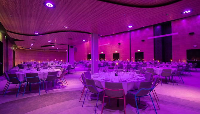 Amsterdam Congress Center - Pearl meeting room cabaret set-up