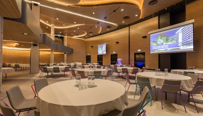 Amsterdam Congress Center - Pearl meeting room cabaret set-up