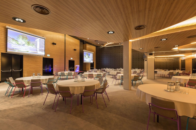 Amsterdam Congress Center - Pearl meeting room cabaret set-up