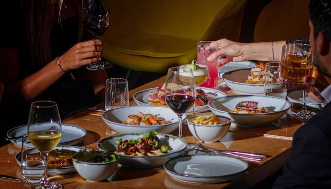 art'otel amsterdam – arca s posluživanjem stolova