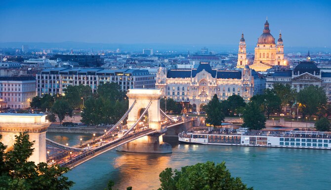 art'otel budapest - Brücke in Budapest bei Nacht