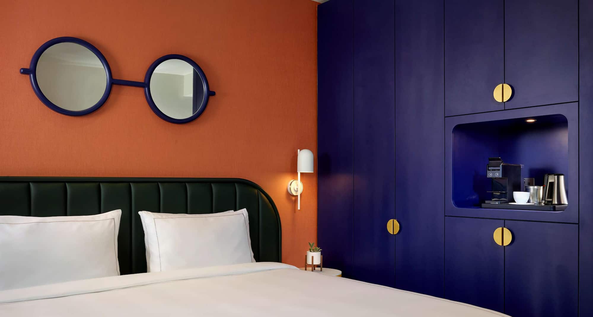 art'otel London Battersea Power Station - Art Room Skyline View Bed and Amenities