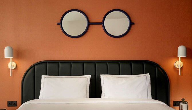artotel London Battersea Power Station - ABL ArtRoomSkylineView Headboard