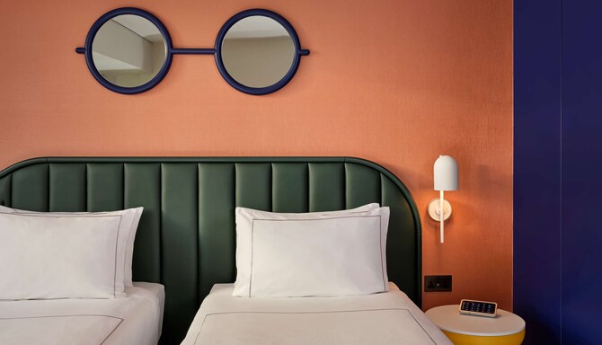 art'otel London Battersea Power Station - ArtRoomPlusTwin Cabecero
