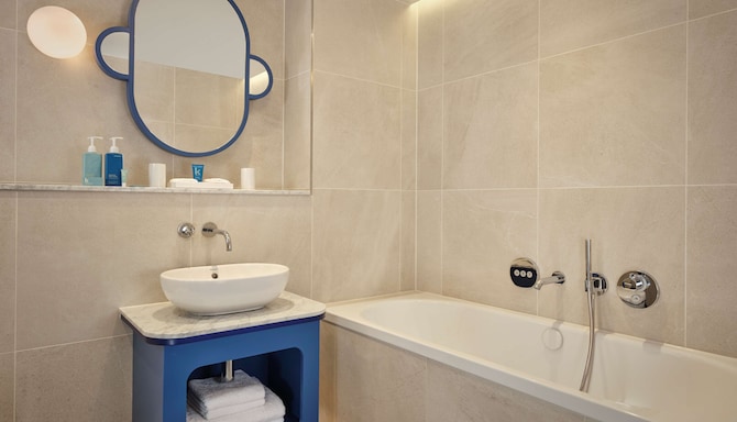 art'otel London Battersea Power Station - حمام الجناح