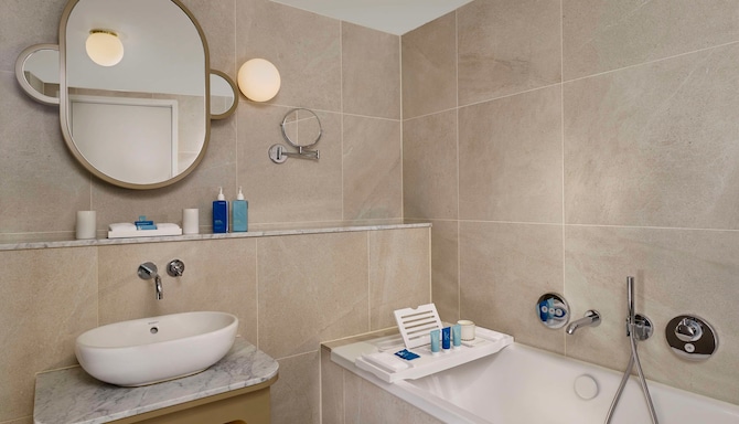 art'otel London Battersea Power Station - حمام الجناح