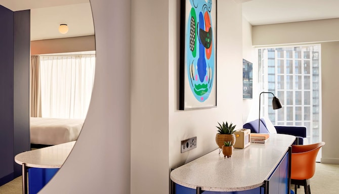 art'otel London Battersea Power Station - ArtStudio  Espejo Escritorio