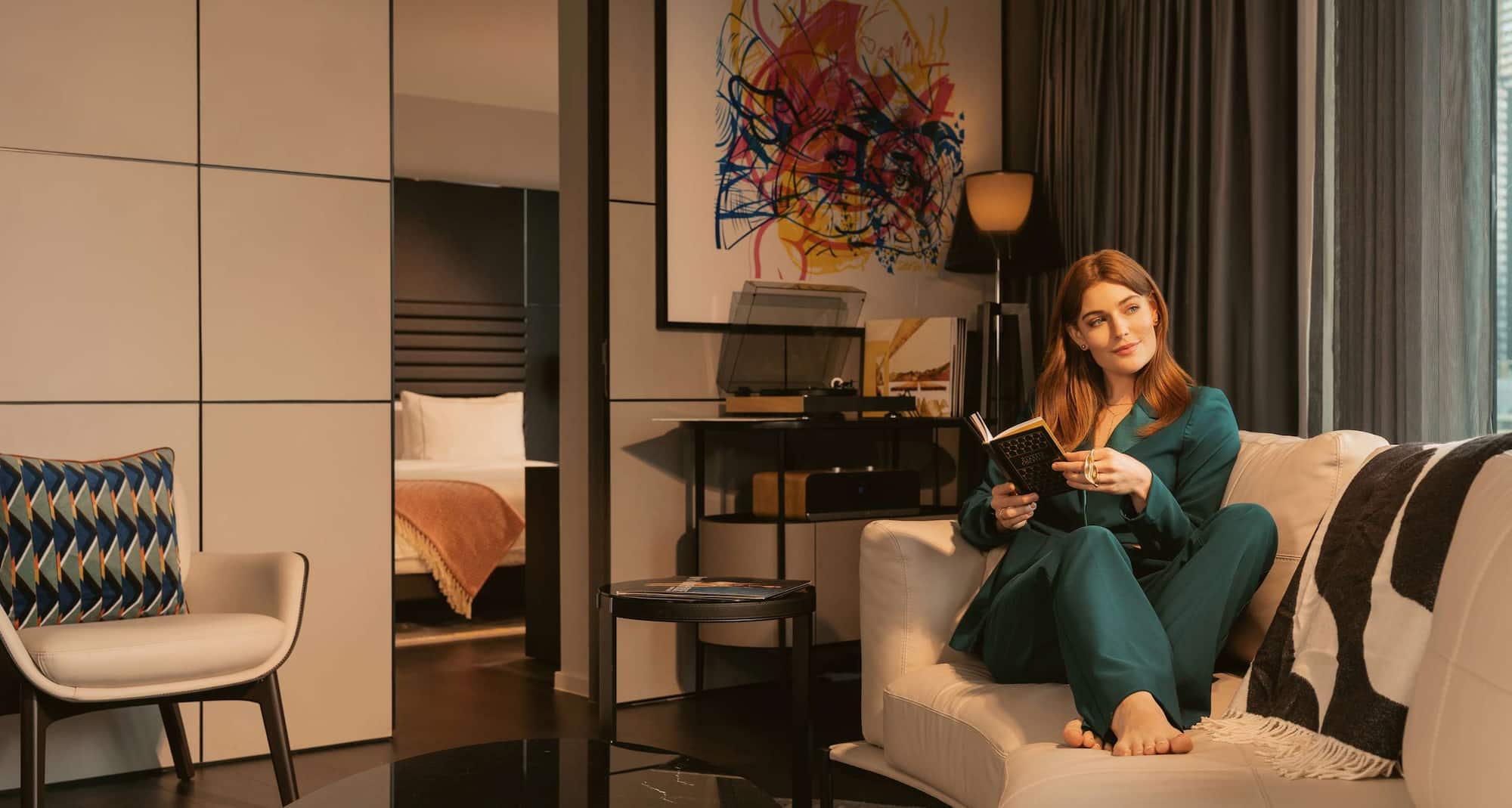 {slide.slideData.multimedia.alternateText}