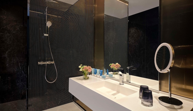 art'otel Zagreb - Baño de la habitación de invitados