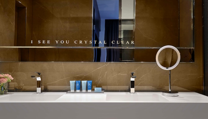 art'otel Zagreb - Baño de la habitación de invitados