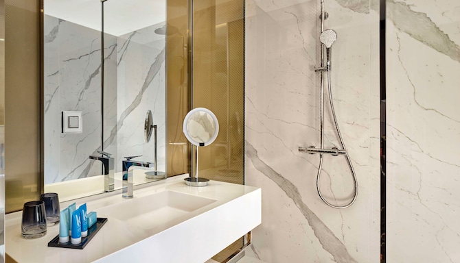 art'otel Zagreb - Baño de la habitación de invitados