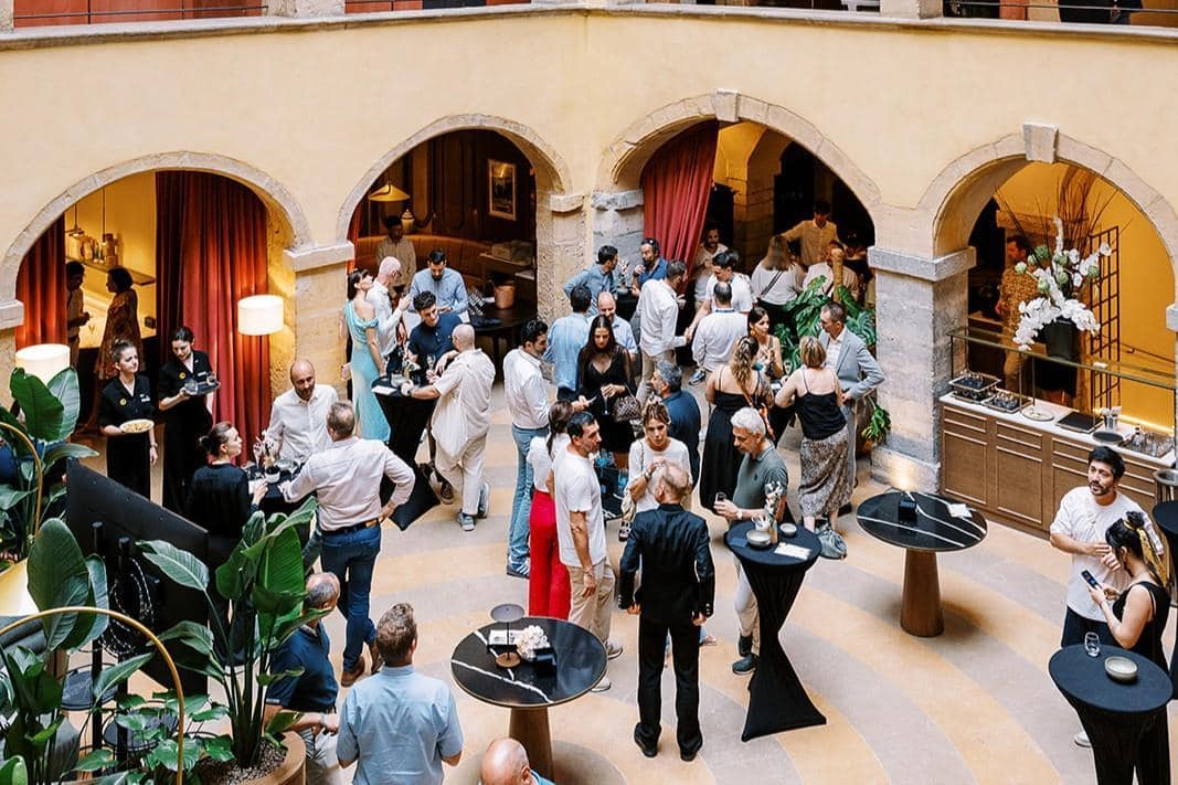 Authentic Content B2B - Authentic_Content_B2B-Radisson_Collection-Web_Module-1080x1920-EN-MED-Business_traveler