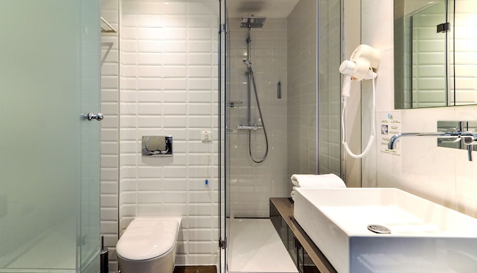 Belgrade Art Hotel, a member of Radisson Individuals - Bathroom